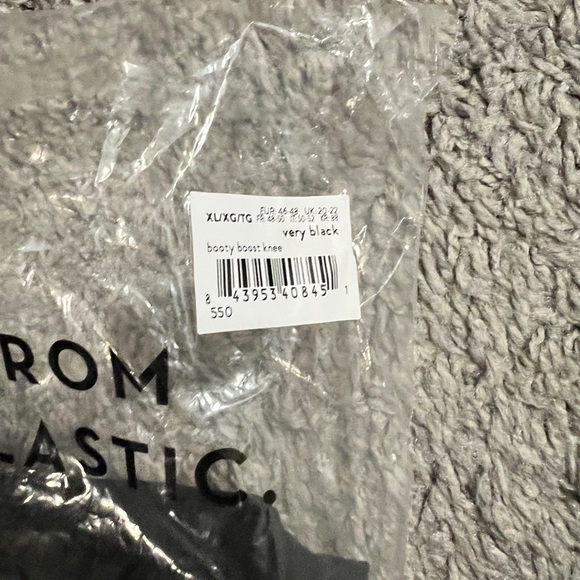 Spanx Booty Boost® Active Knee Leggings capri length - Picture 9 of 11